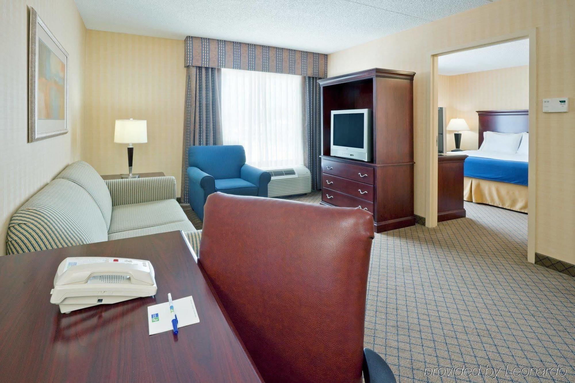 Holiday Inn Express & Suites West Long Branch - Eatontown, An Ihg Hotel Room photo